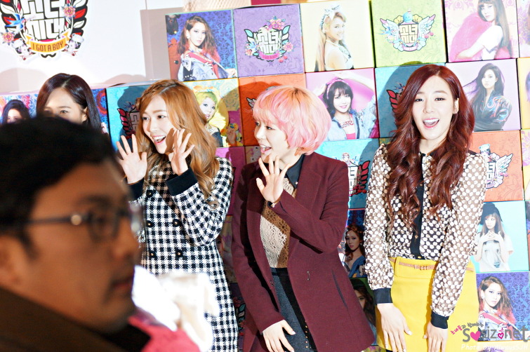 [PIC][02-31-2013]SNSD ghé thăm "Lotte Young Plaza" tại Myeongdong vào trưa nay - Page 2 0224C04E50E405E31380B7