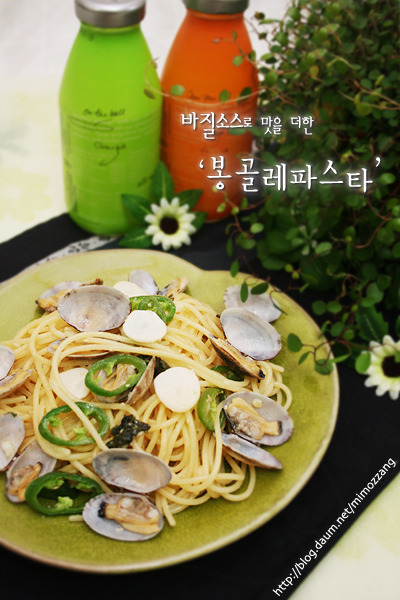 바질소스로 맛을 더한 봉골레파스타