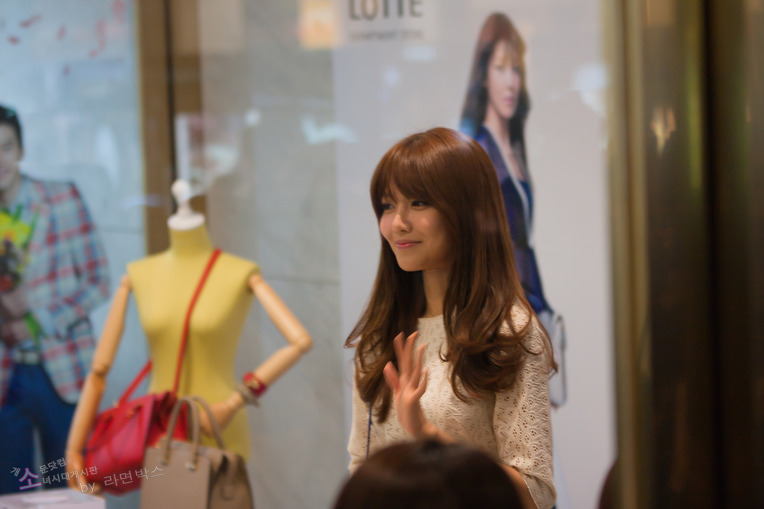 [PIC][06-04-2013]SooYoung xuất hiện tại buổi fansign thứ 2 cho thương hiệu "Double M" vào chiều nay  18556A365160DAB319576D
