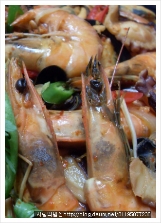 단맛이 날 정도로 싱싱한 새우홍합두부탕