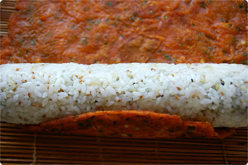 김치장떡으로 돌돌 말은 본 김밥
