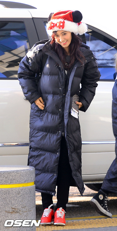 [PIC][24-12-2012]SNSD khởi hành đi Nhật Bản vào sáng nay + 8 thành viên đeo bờm giáng sinh trước sân bay + Sunny vắng mặt vì ốm 1928B74050D7A76A32C054