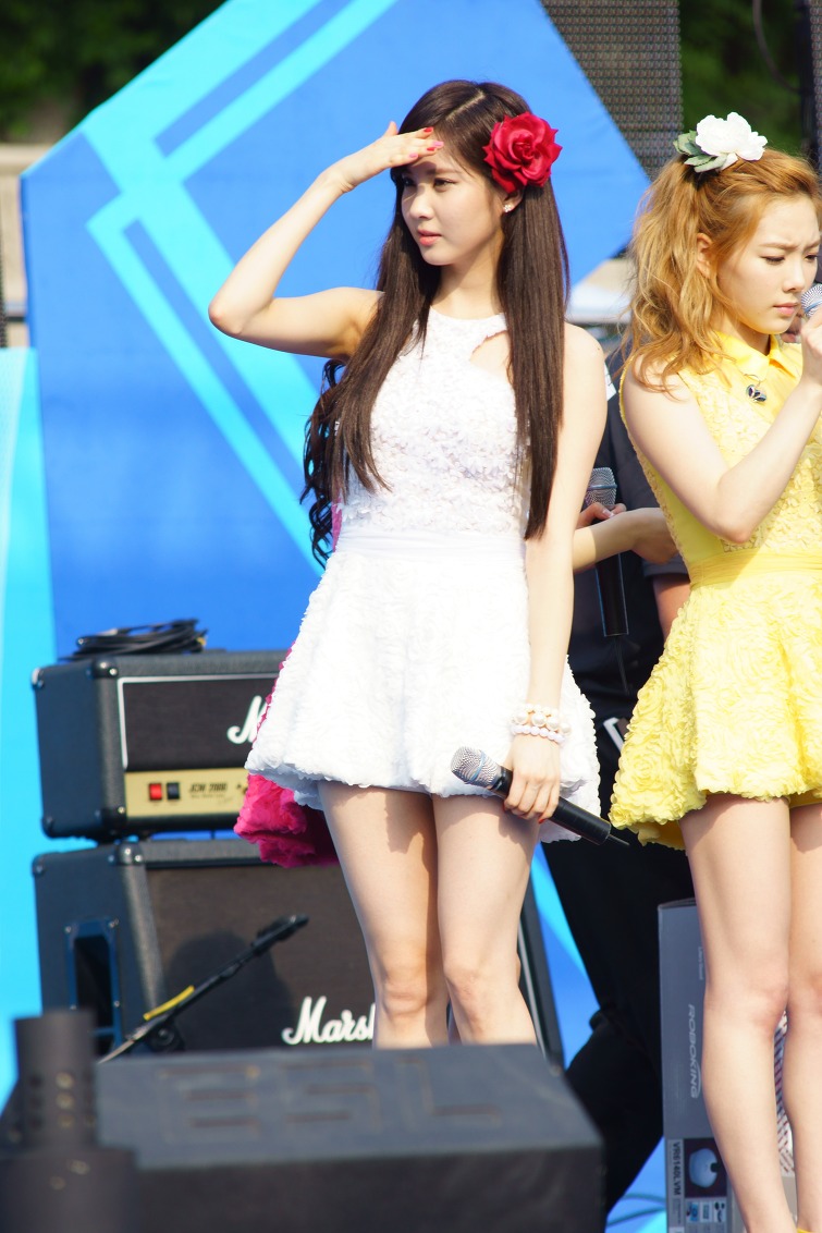 [PIC][25-05-2013]TaeTiSeo biểu diễn tại "Kyungbok Alumni Festival" ở trường THPT Kyungbok vào chiều nay 2725AF3951A0BABF0591BE