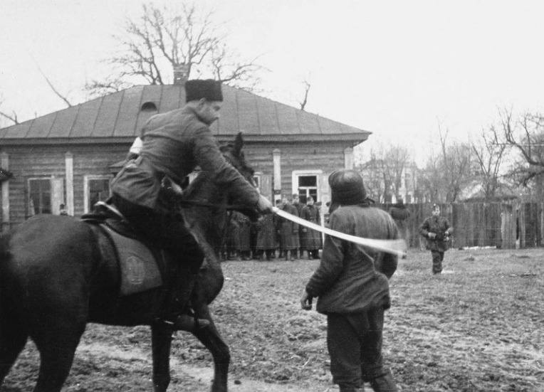 코사크 기병의 소련 빨치산 처형 - Russian Cossacks cavalry Wehrmacht police man execution of soviet partisan