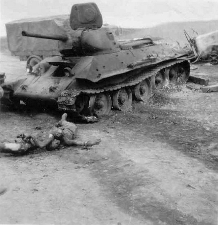 소련군 1941모델 T-34/76 전차 승무원들의 사체- Soviet Red Army 1941 Model T-34/76 Tank Crew dead Body 