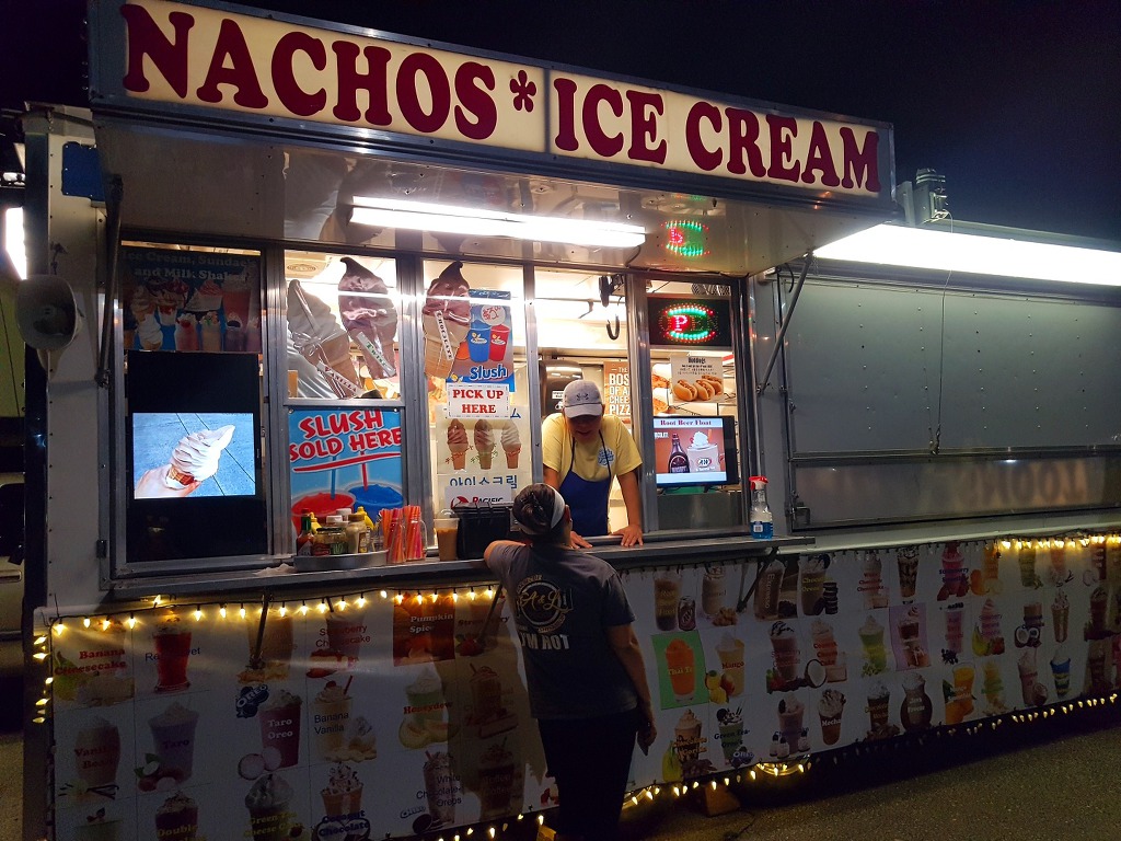 수요일마다 열리는 차모로 빌리지 야시장