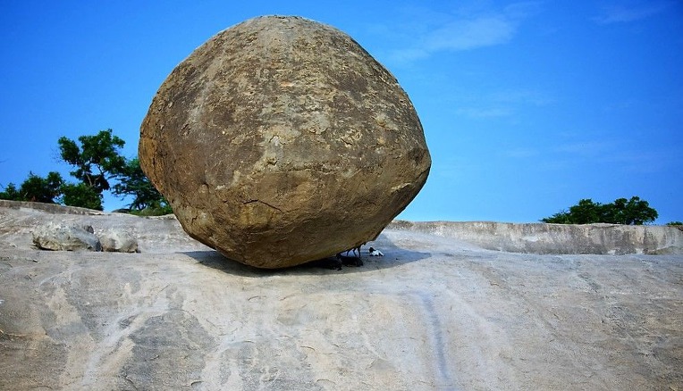 인도의 흔들 바위 마하발리푸람 마을 크리슈나의 버터 볼  India gigantic boulder Krishna's Butterball in the Mahabalipuram