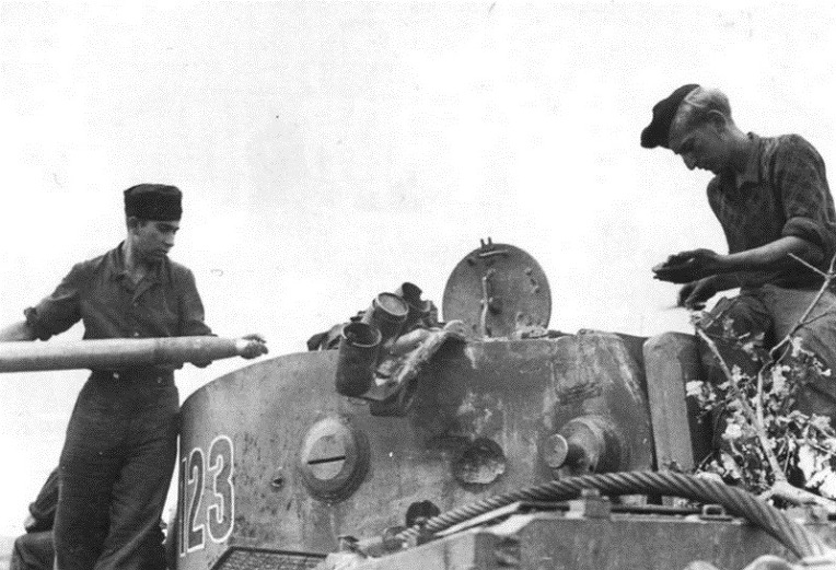 독일 503 중전차 대대 123번 타이거-1 전차의 88mm 포탄 보급 German Schwere Panzer Abteilung 503 Number 123 Tiger-1 Tank AP Shell supply